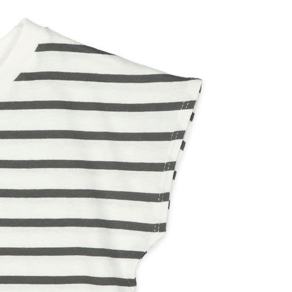 Sleeveless T-shirt